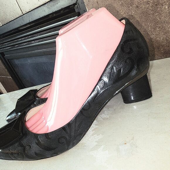 CAROLINNA ESPINOSA CELINE 8.5 Black Embossed Leather Slip On Swirl Classy Heels - Picture 5 of 16